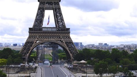 Evacúan la Torre Eiffel por motivos aún desconocidos para el público